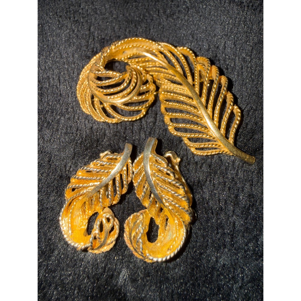 Vintage Lisner Gold Tone Feather Brooch and Clip On Earrings Set Plume Design